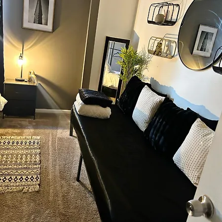 Beautiful Loft Style Townhouse-Vaulted Ceilings Villa